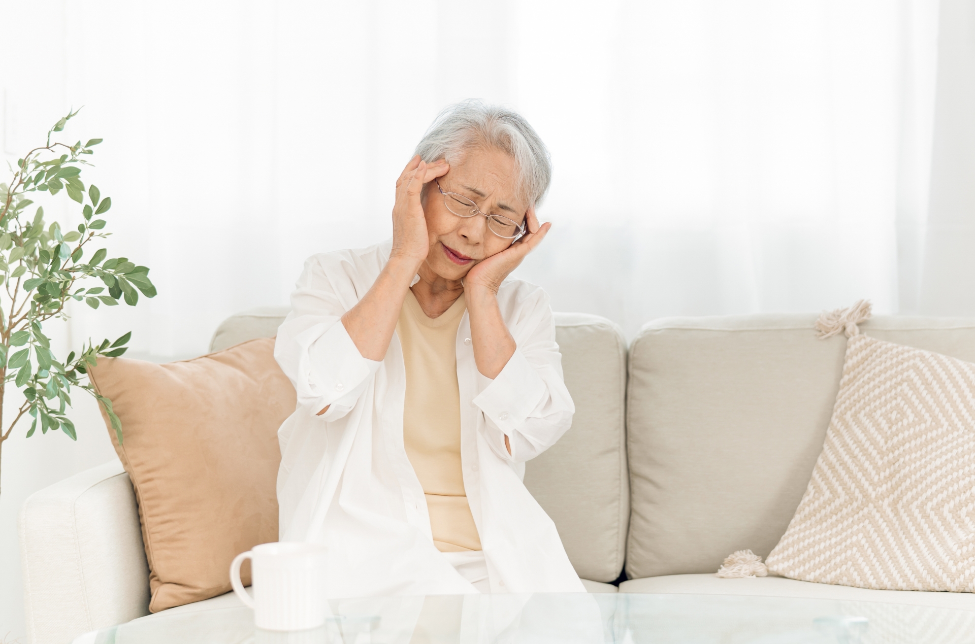 頭痛に悩む高齢女性