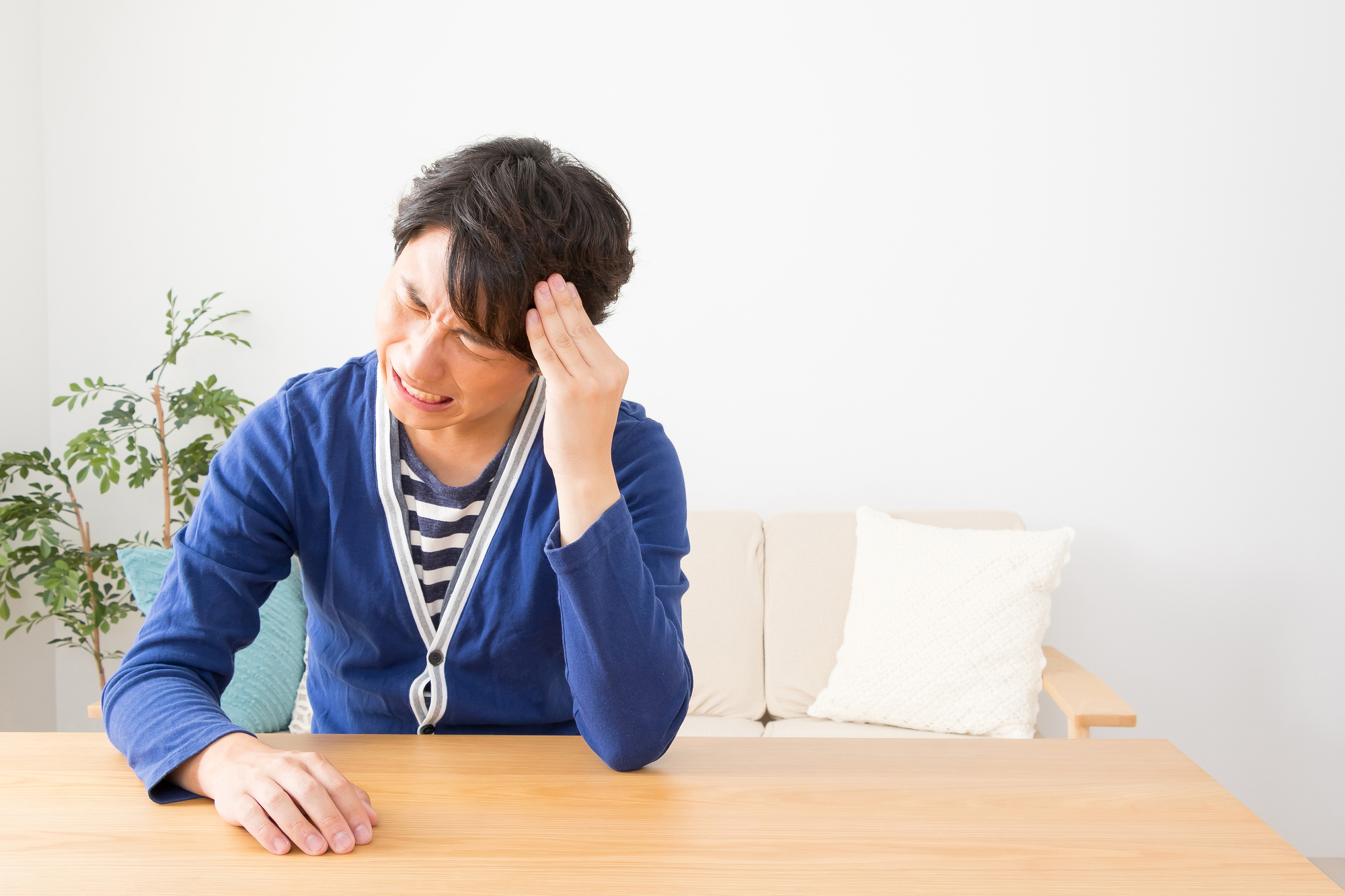 頭が痛い男性