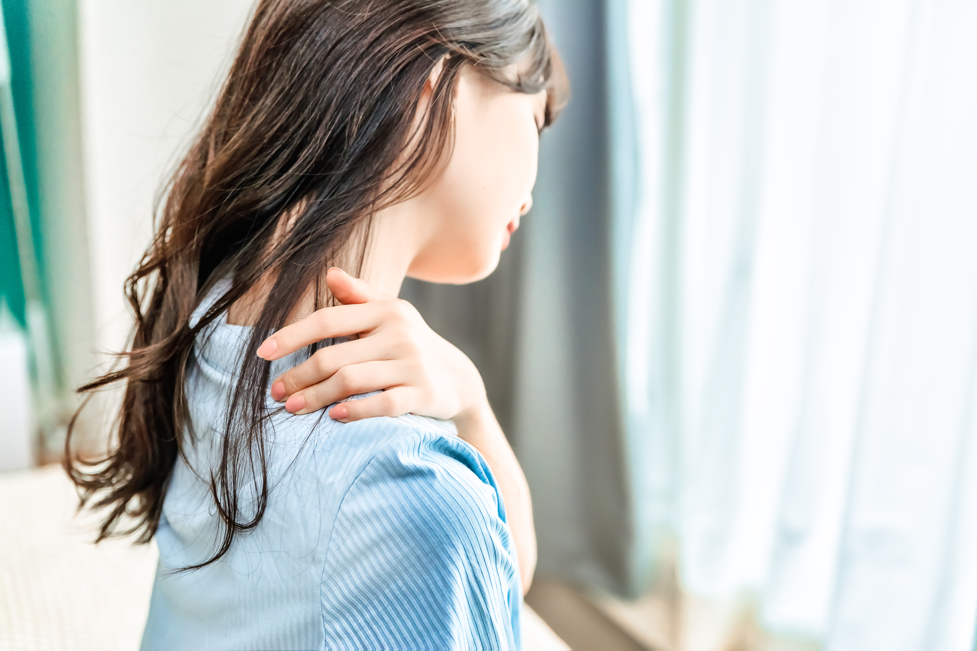 肩こり女性3