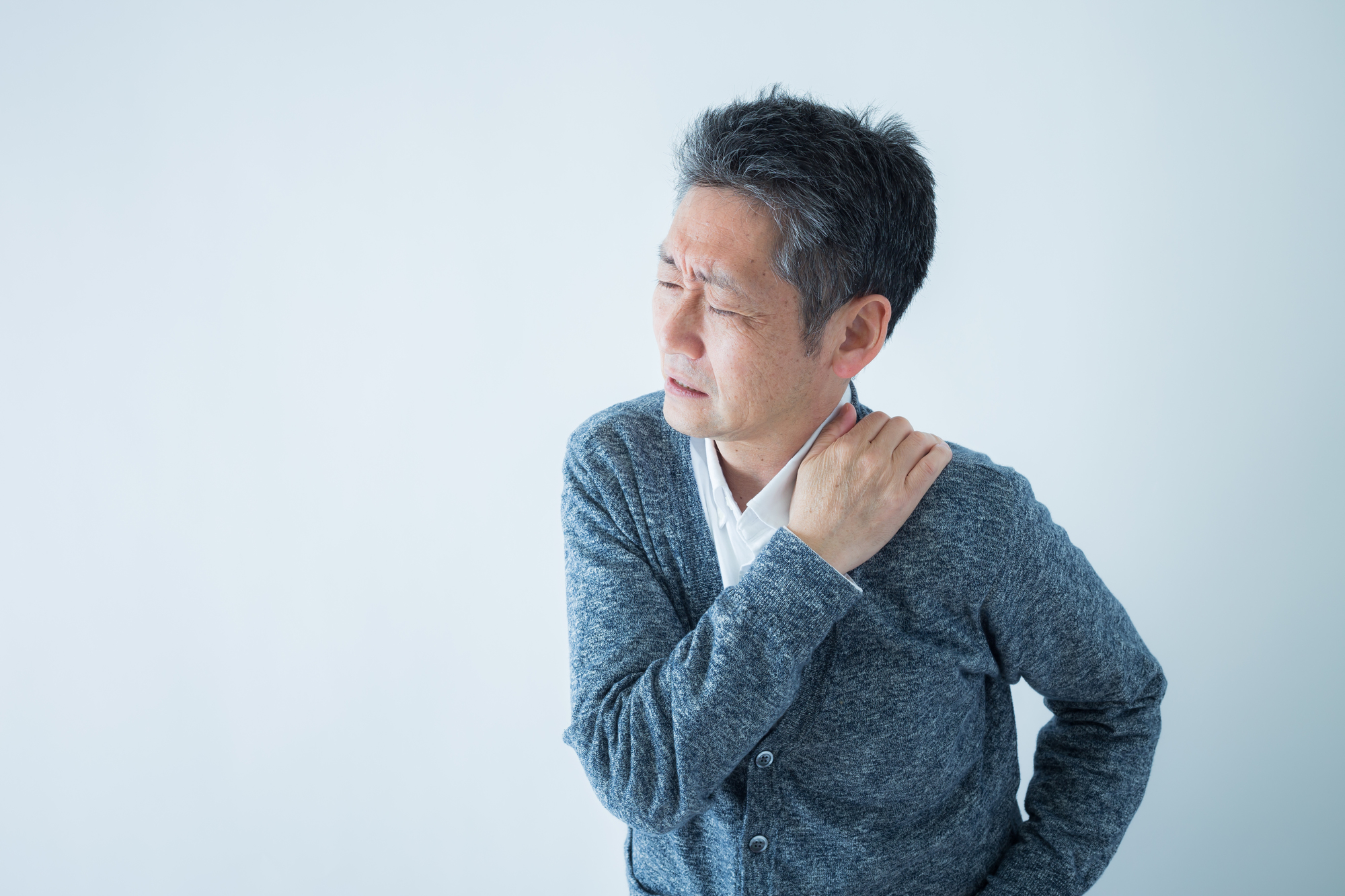シニア世代の肩が痛い男性