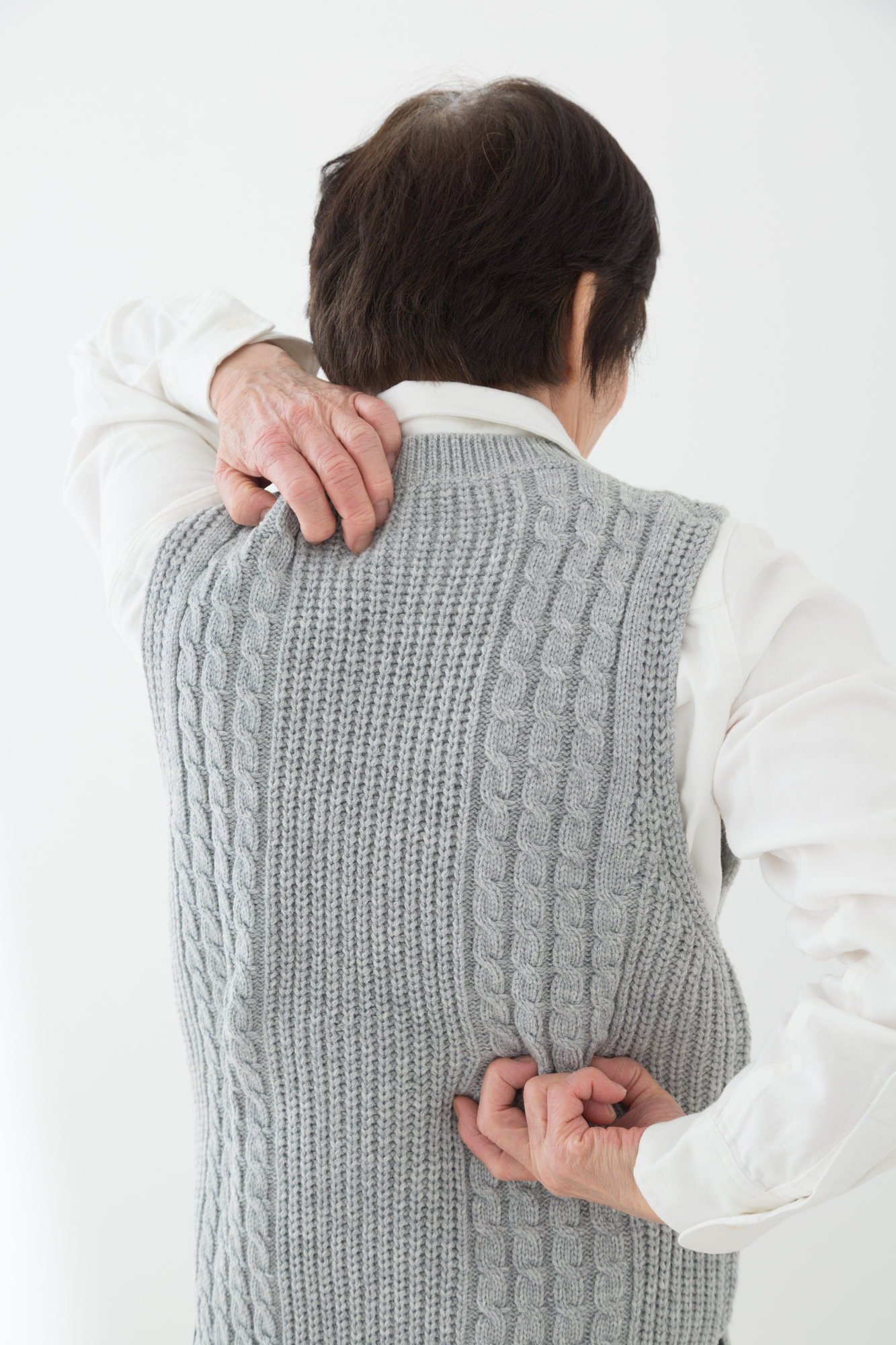 背中が痛いシニア女性