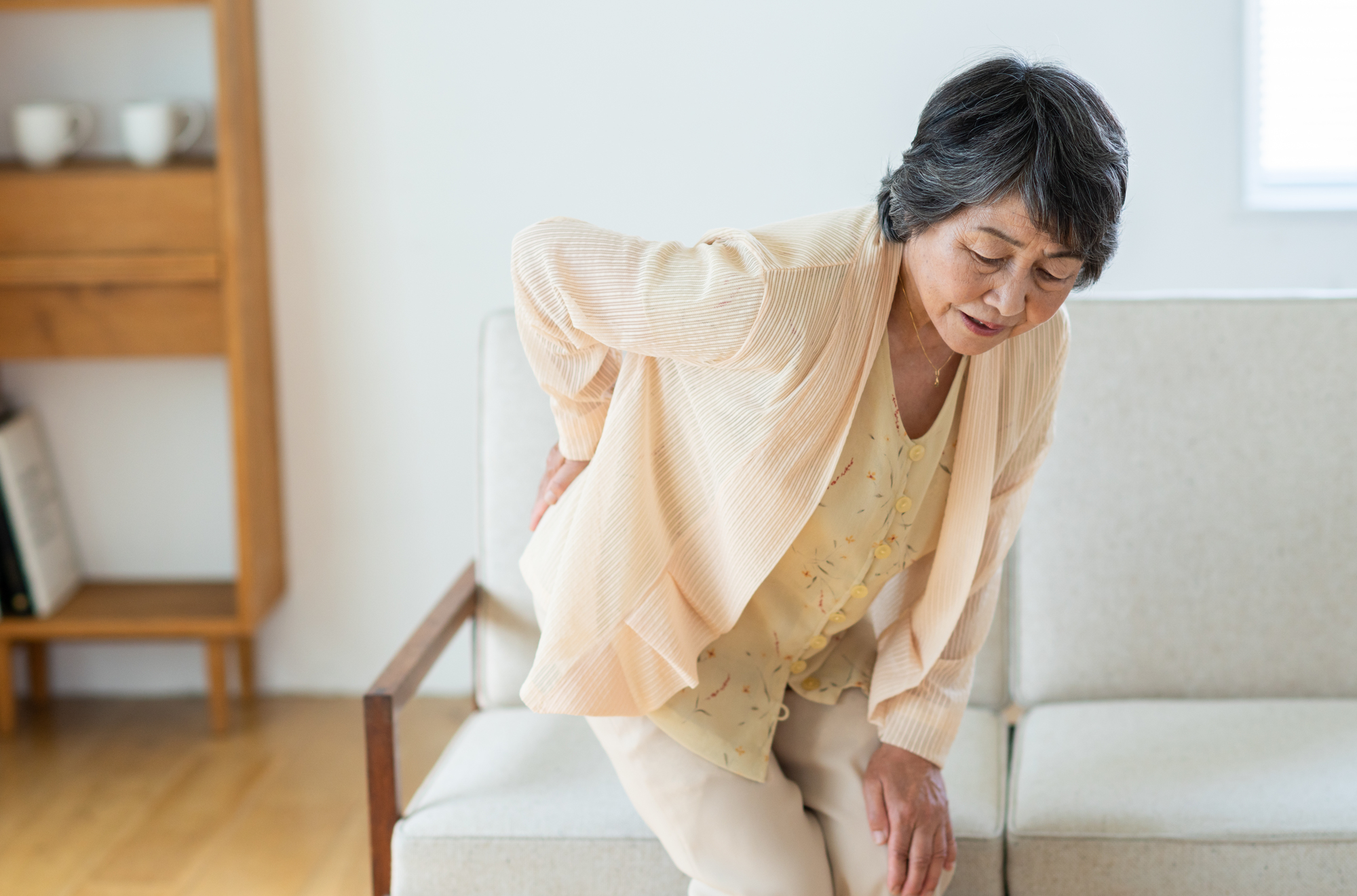 シニア女性腰痛