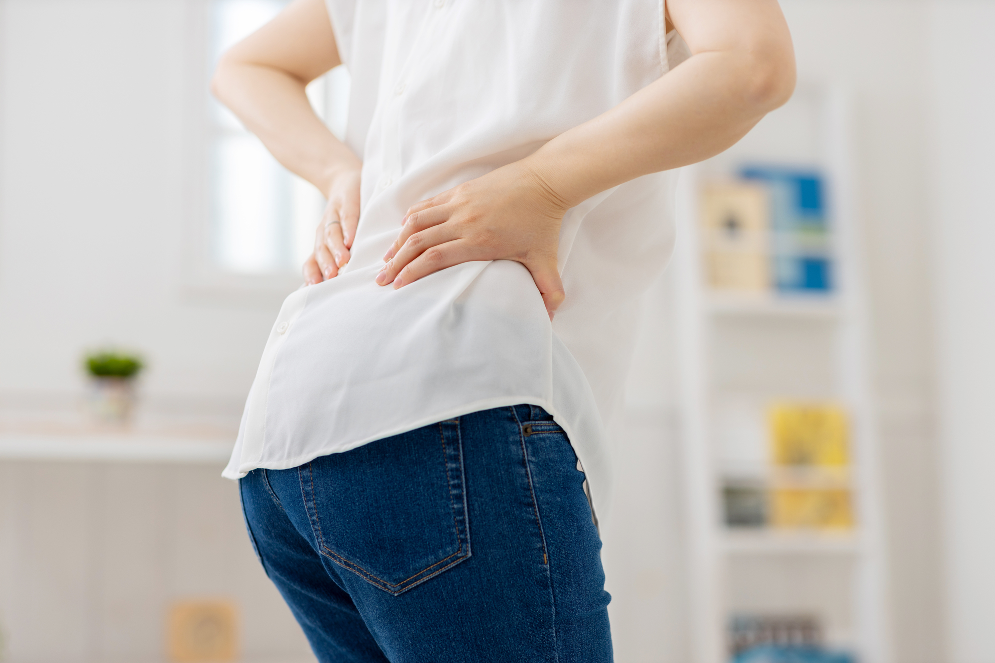 腰痛に苦しむ若い女性