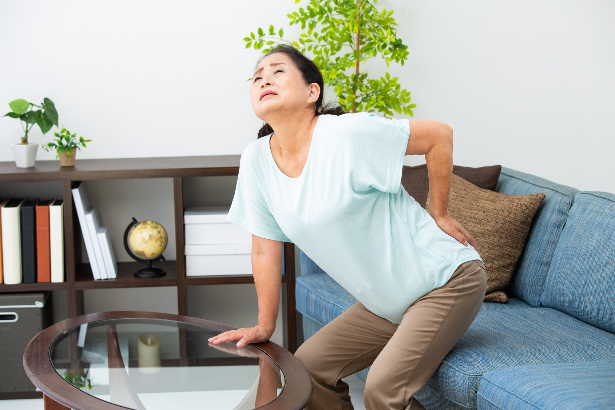 腰が痛いシニア女性