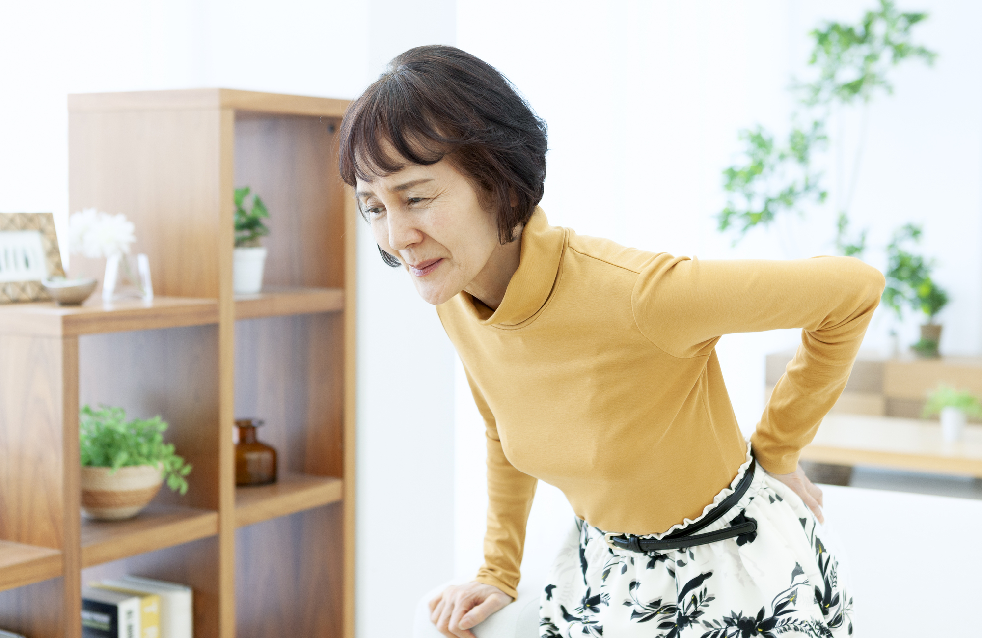 腰痛に苦しむシニア女性