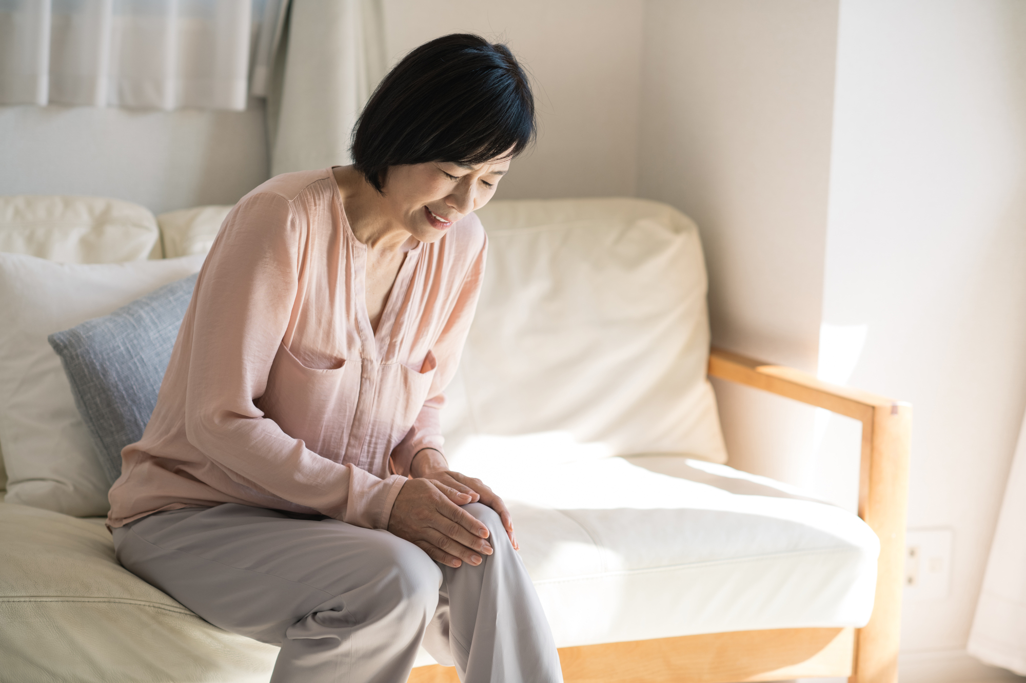 膝を痛がる女性