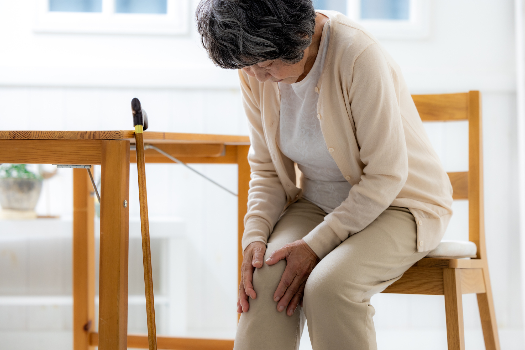 膝が痛いシニア女性