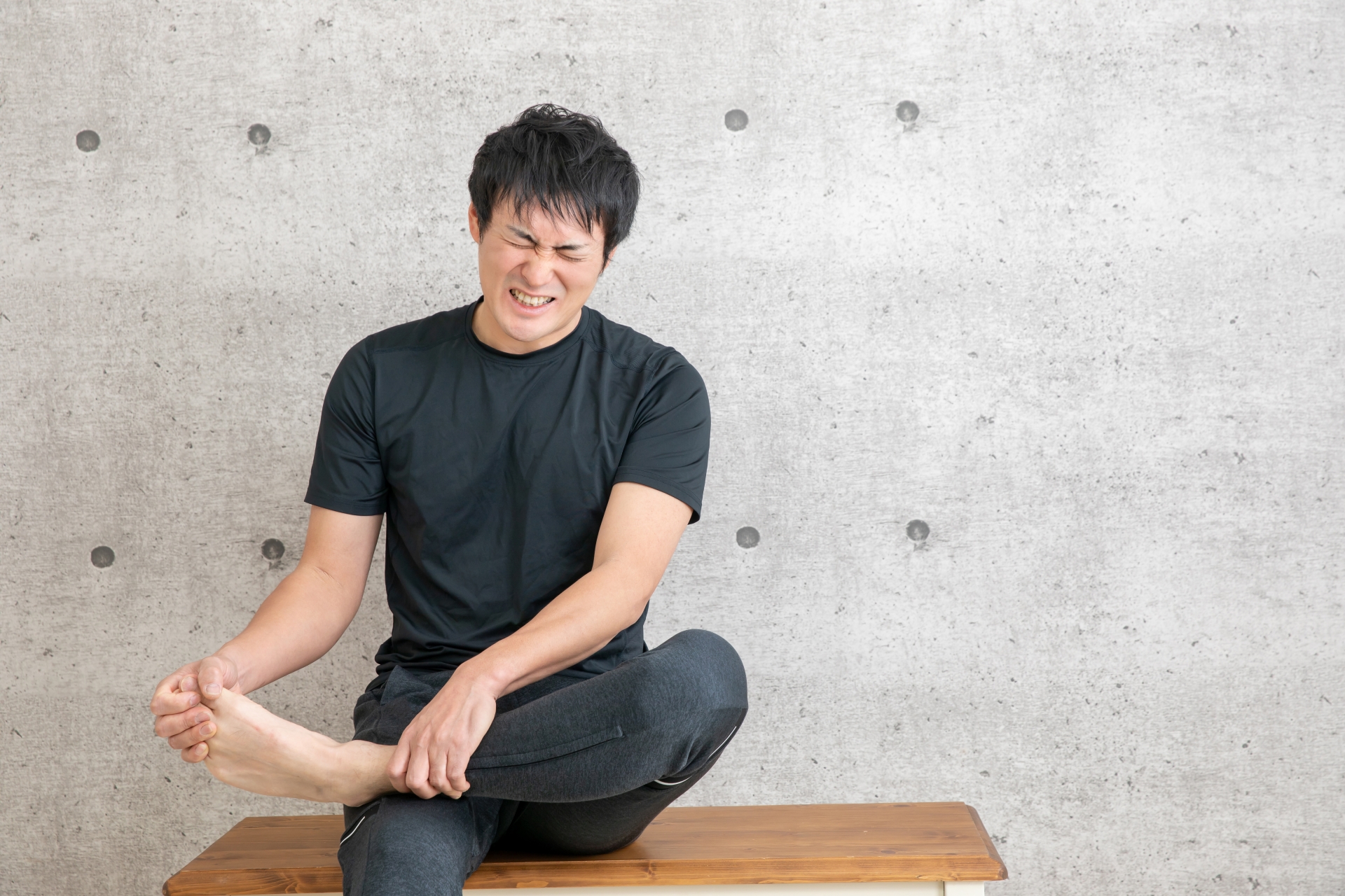 足が痛い男性