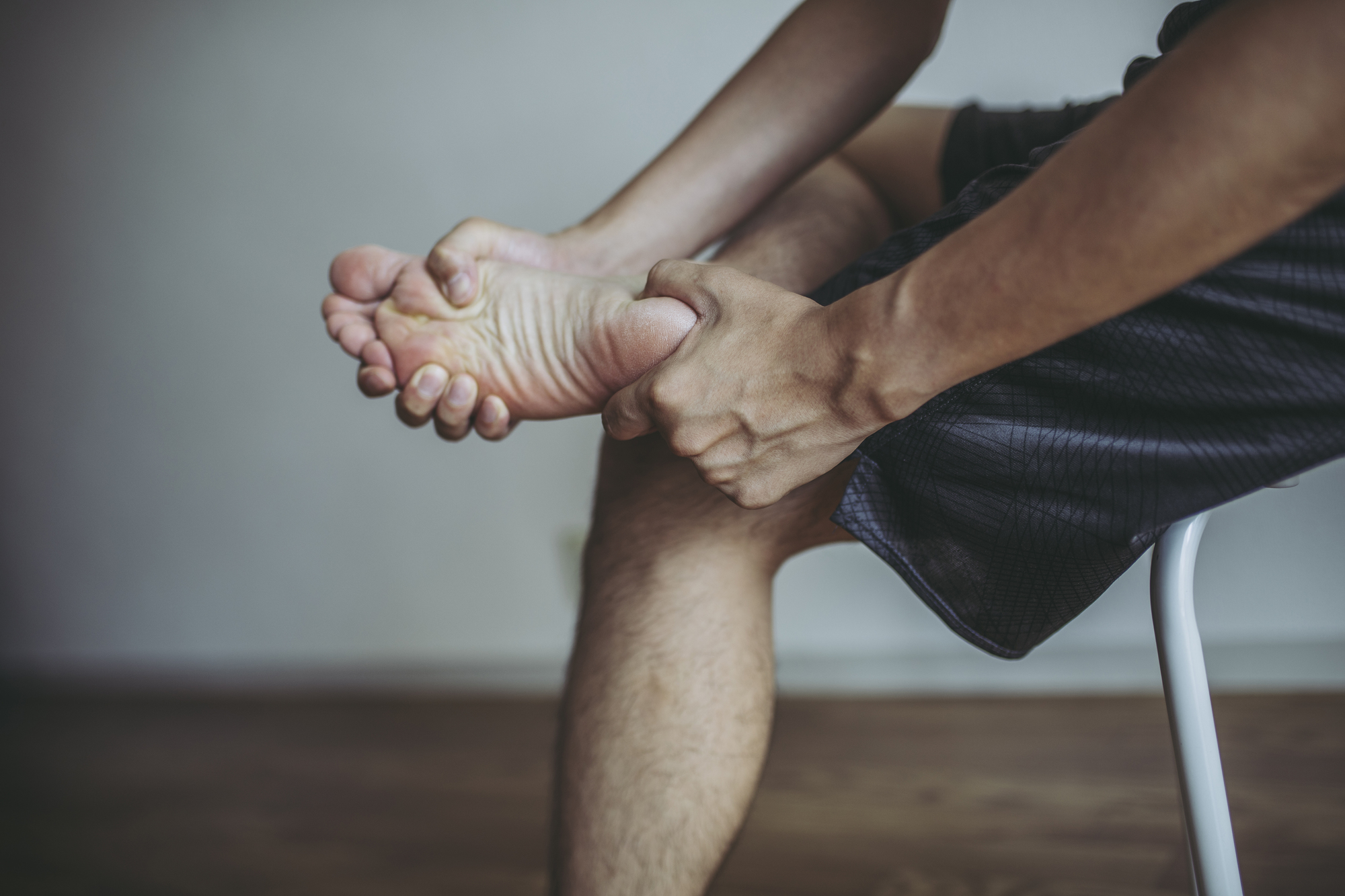 足痛みを抱える男性