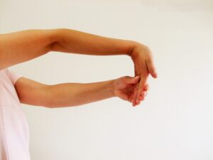 肘内側のストレッチ