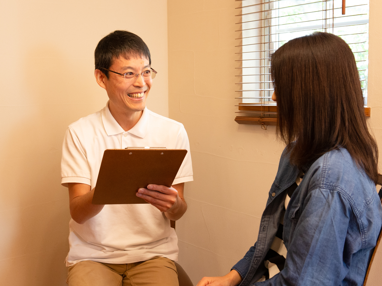 施術前にお悩みやこれまでの経過を伺っている様子